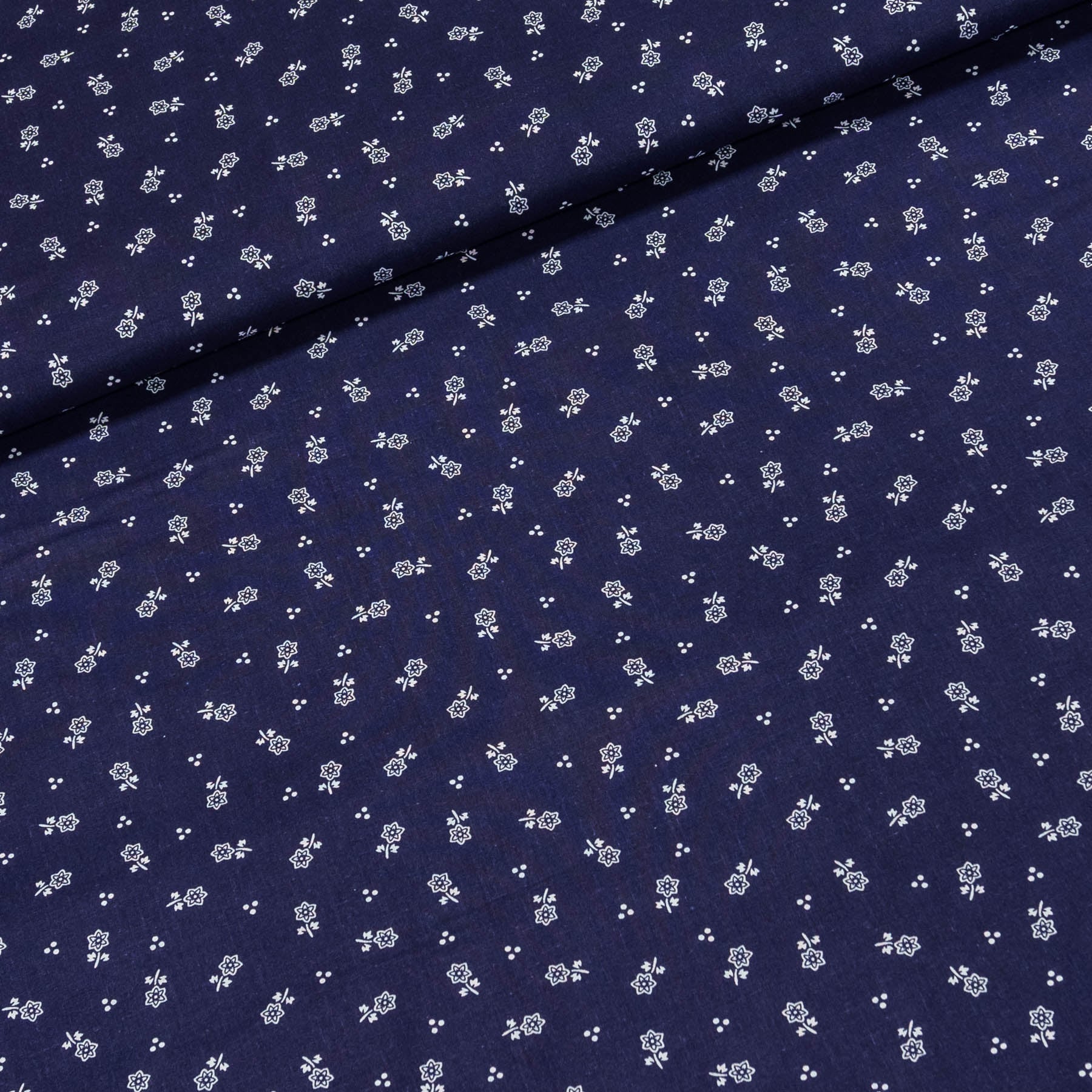 Levně Bavlněné plátno 103000/88022 BLUE, bílé kvítky s tečkami na modré, š.140cm (látka v metráži)