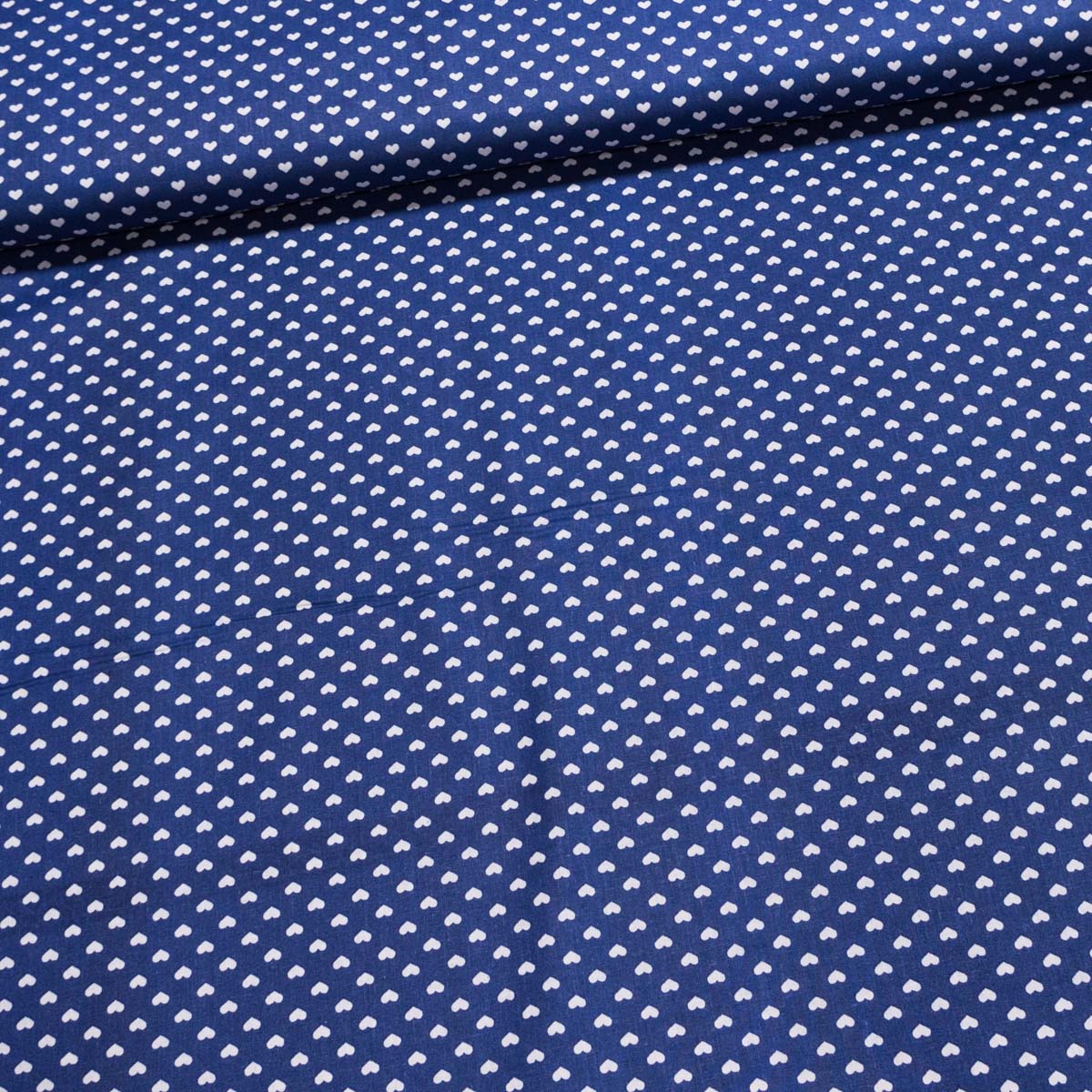 Bavlněné plátno bílá srdíčka na královské modré, š.140cm (látka v metráži)
