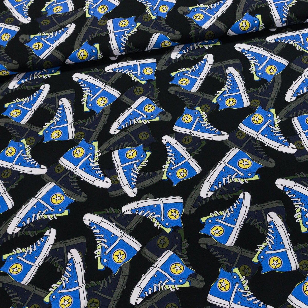 Bavlněné plátno dětské EU045/01 DIGITÁLNÍ TISK modré tenisky na černé, š.160cm (látka v metráži)