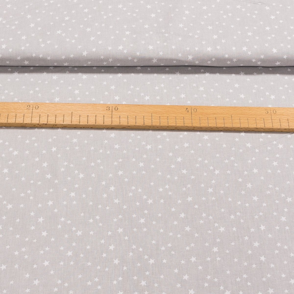 Bavlněné plátno LGB 159003, různě velké hvězdičky na světle šedé, š.150cm (látka v metráži)