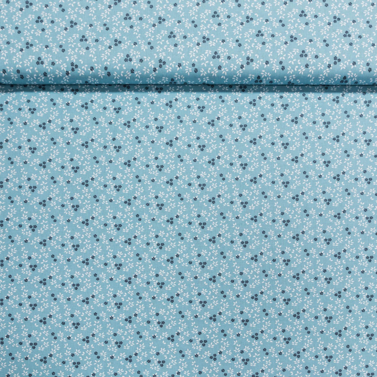 Bavlněné plátno NAHO 1B, tmavě modré kvítečka bílé lístky na tyrkysové , š.140cm (látka v metráži)
