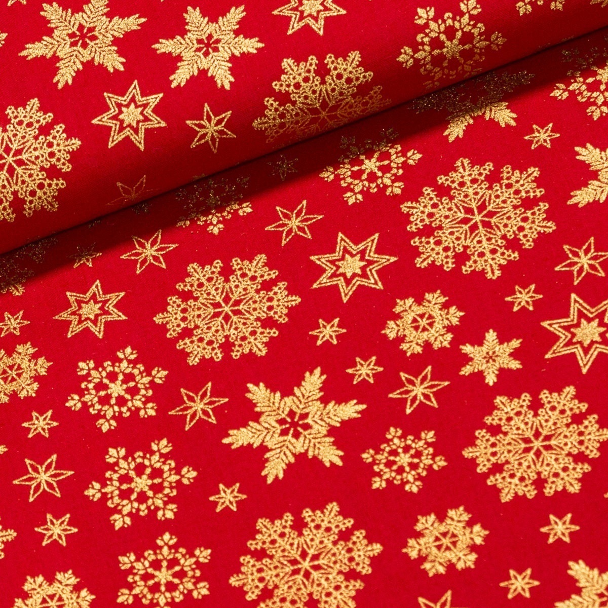 Bavlněné plátno / popelín vánoční 18728-015 zlaté vločky na červené, š.140cm (látka v metráži)
