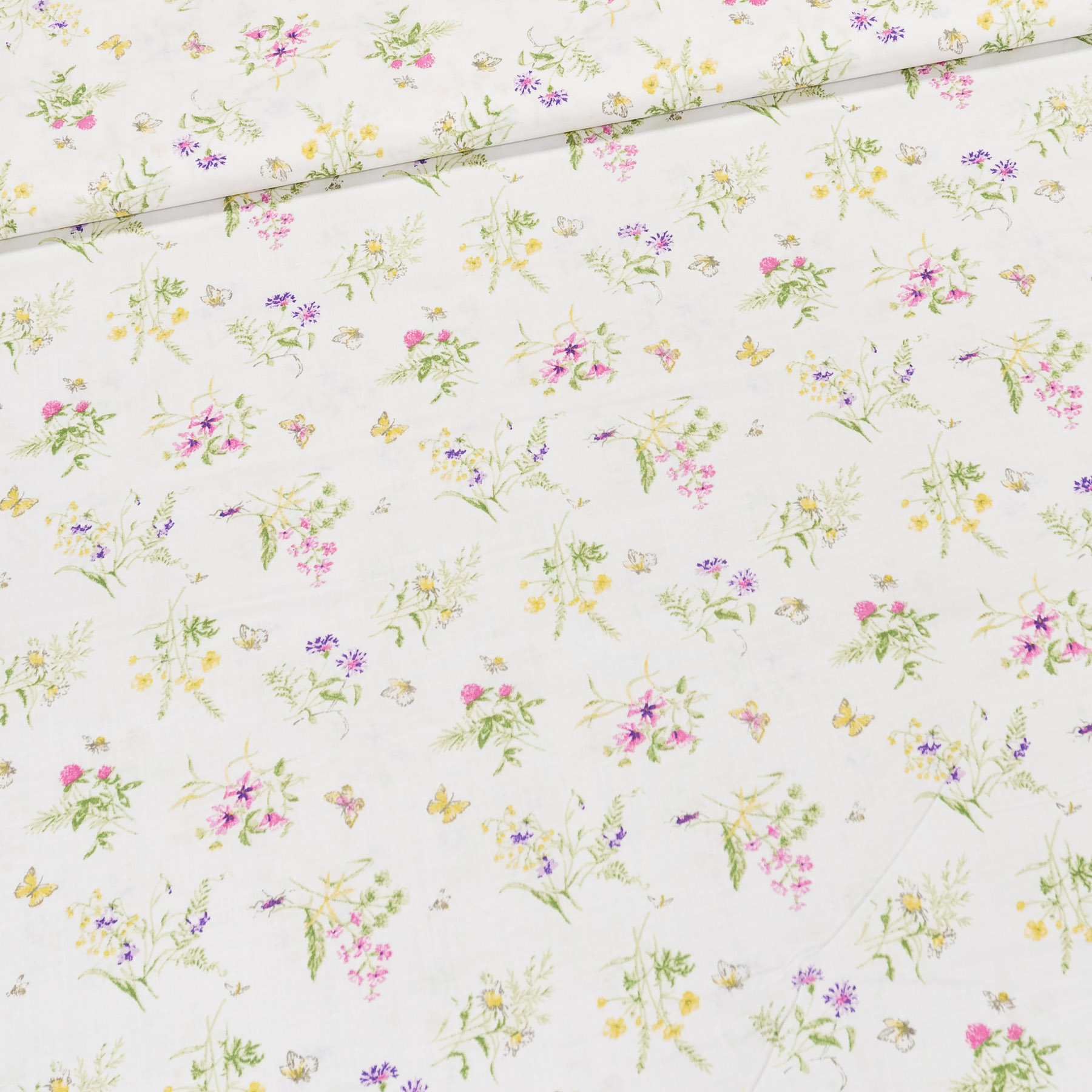 Bavlněné plátno SIMONA kytičky lučních květů s motýlky na bílé, š.140cm (látka v metráži)