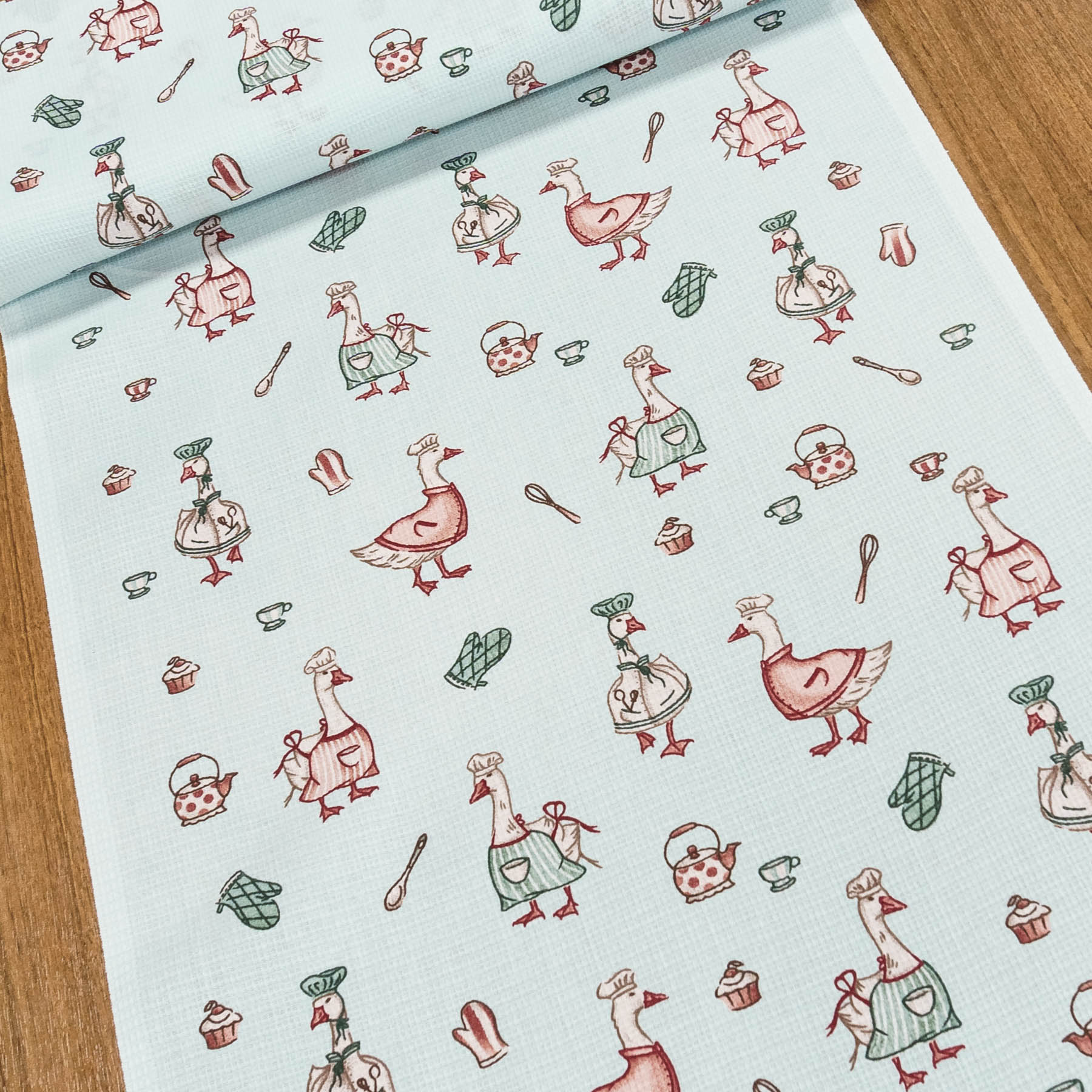 Levně Bavlněné plátno vaflovina, utěrkovina / štola na metráž 703023/29477-2, husy kuchaři, světle modrá, š. 50cm (látka v metráži)