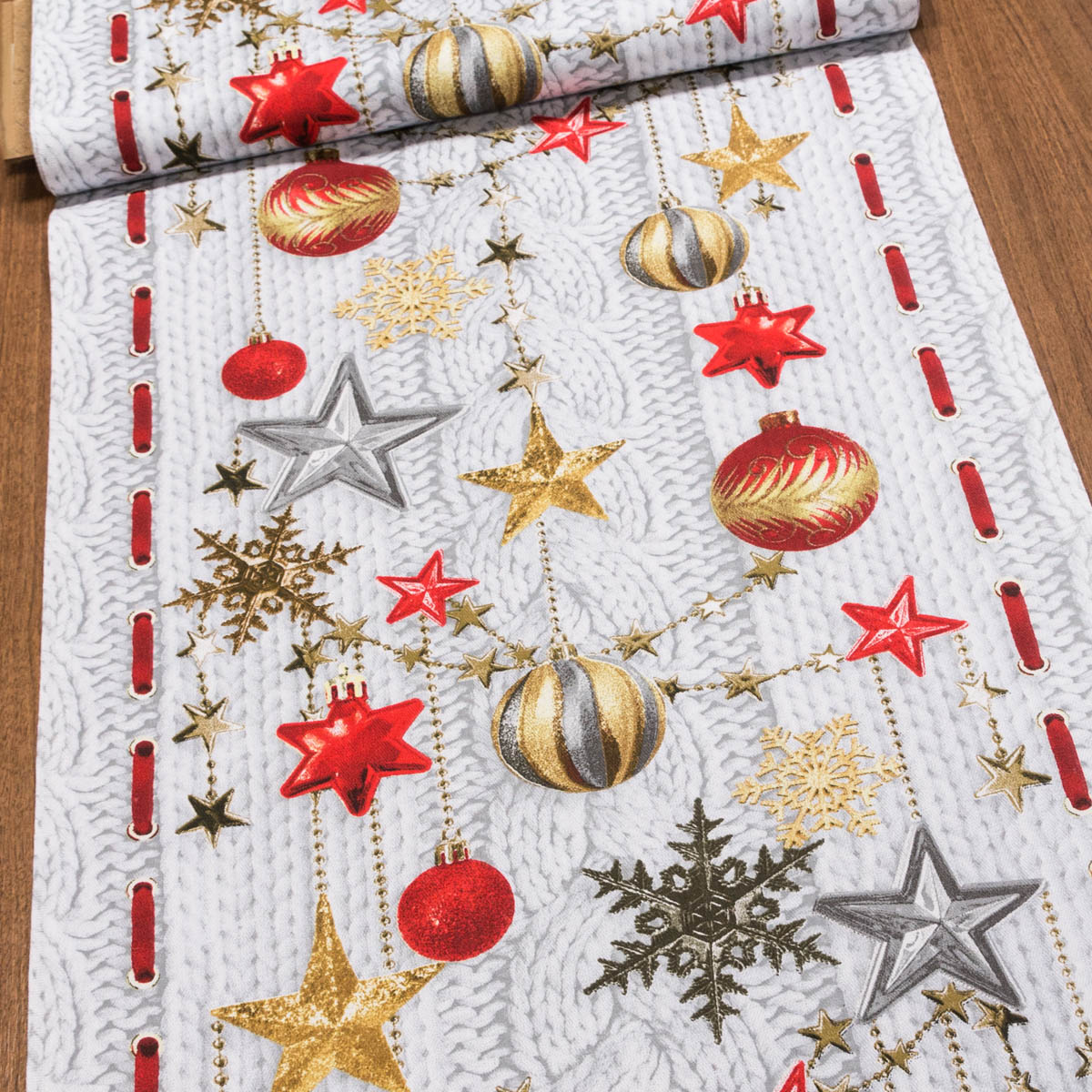 Bavlněné plátno vánoční / štola na metráž 503024 30044, šedé hvězdy a červené dekorace na šedé pletenině, š. 50cm (látka v metráži)