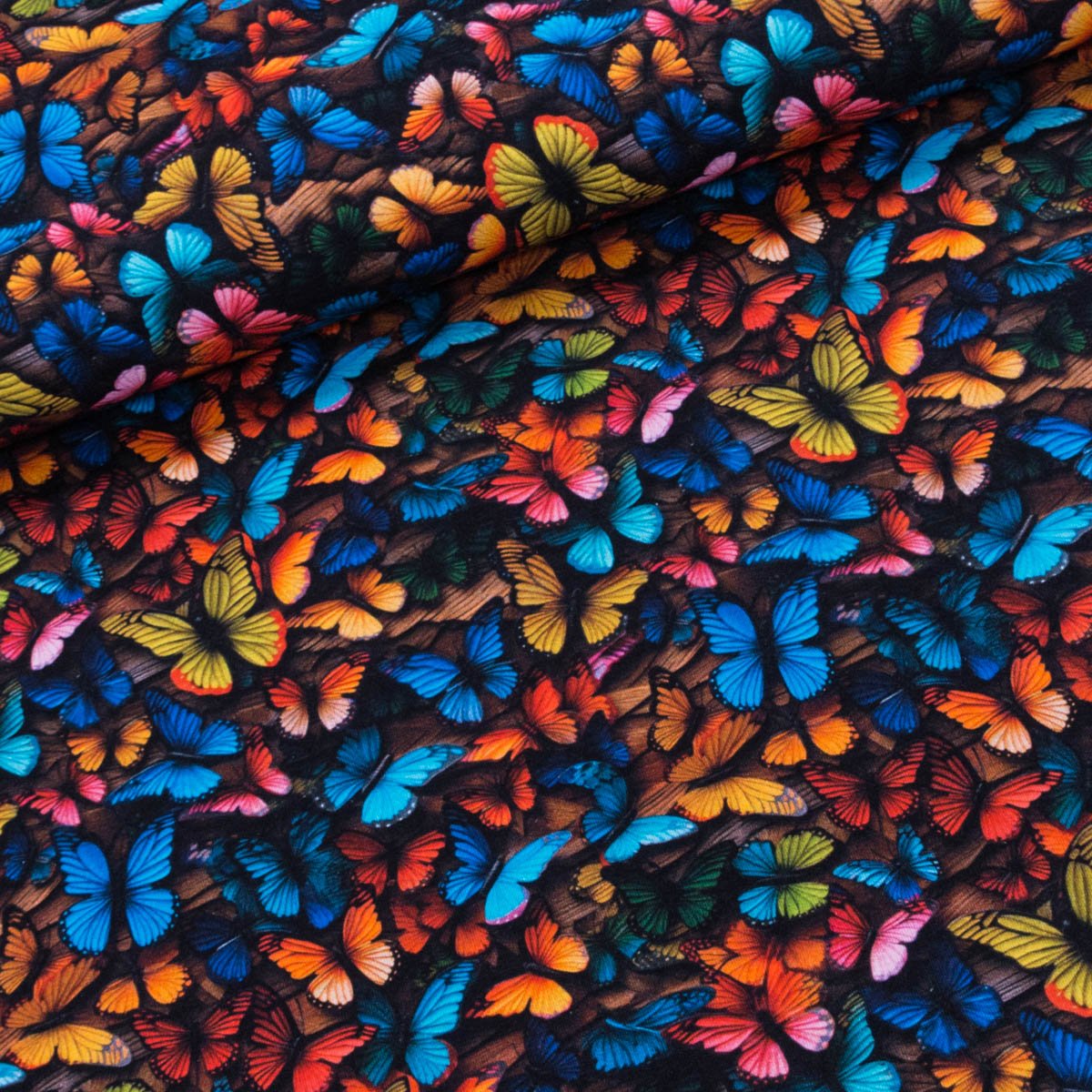 Bavlněný úplet DIGITÁLNÍ TISK 6-10024, barevní motýli na černé, š.145cm (látka v metráži)