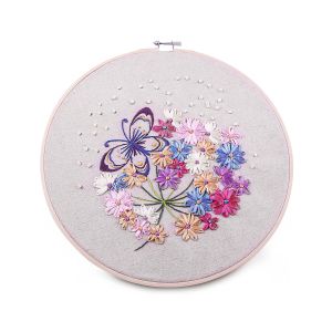 Vyšívací sada s předtištěným motivem 380731/4, růžové a fialové květy s motýlem (rámeček, předtisk, jehly a příze), průměr 26,5cm