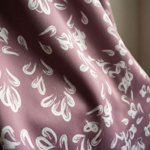Zatemňovací / termoizolační závěs, blackout 10182-3, bílý vzor na pudrově fialové, šířka 150cm (látka v metráži)