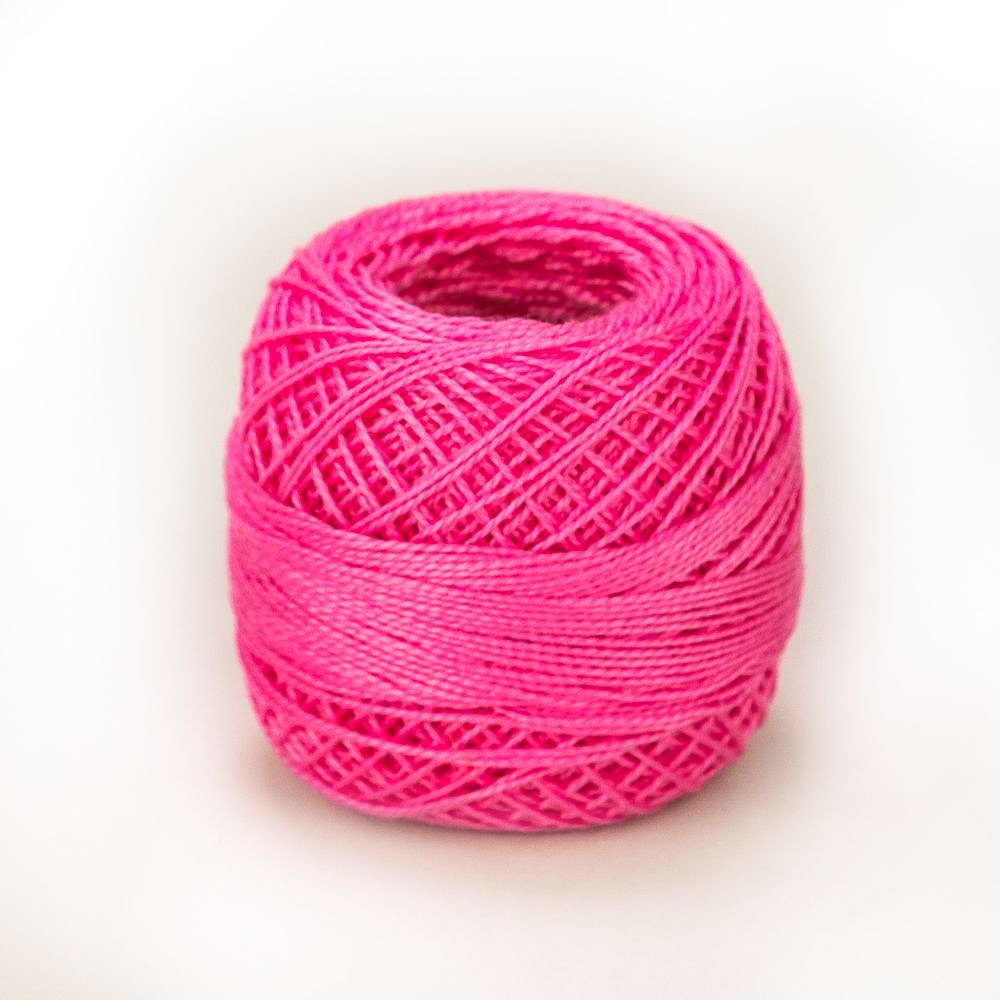 Niťárna Česká Třebová Háčkovací / vyšívací příze PERLOVKA 333 sytě růžová, jednobarevná, 10g/85m