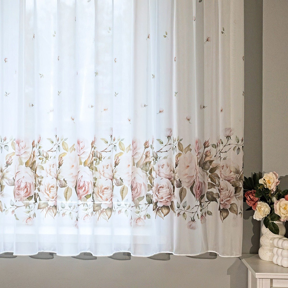 Olzatex kusová záclona voálová RŮŽE, růžová na bílé, s řasicí páskou a olůvkem, výška 155 cm x šířka 250 cm (na okno)