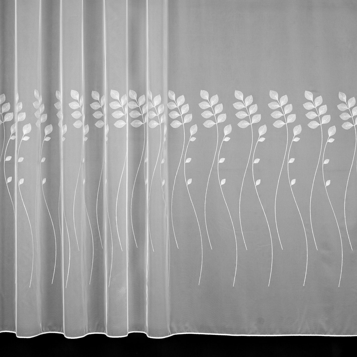 Mantis Organzová záclona 539/500, vyšívané šedé listy, s olůvkem, výška 290cm ( v metráži)