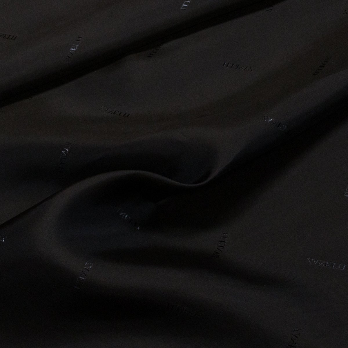 Podšívka viskózová jednobarevná černá s nápisy, š.140cm (látka v metráži)