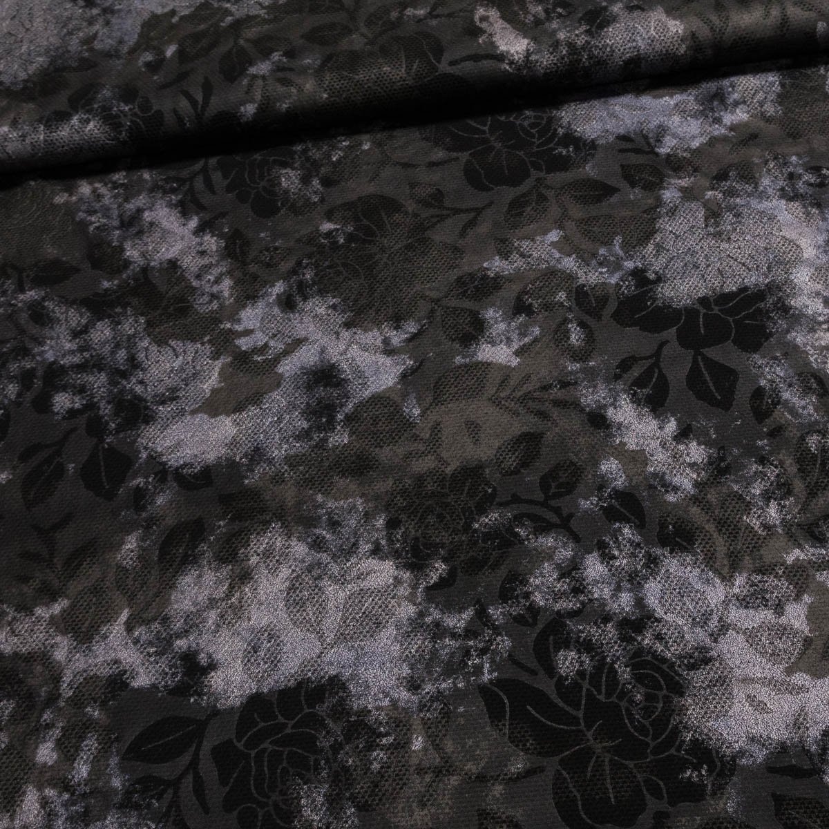 Polyesterový úplet N6091 květinový vzor na černé se stříbrnými fleky, š.150cm (látka v metráži)