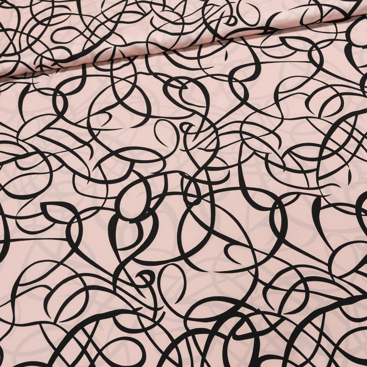 Šatovka / polyesterové hedvábí 260, černý ornament na pudrové, š.150cm (látka v metráži)