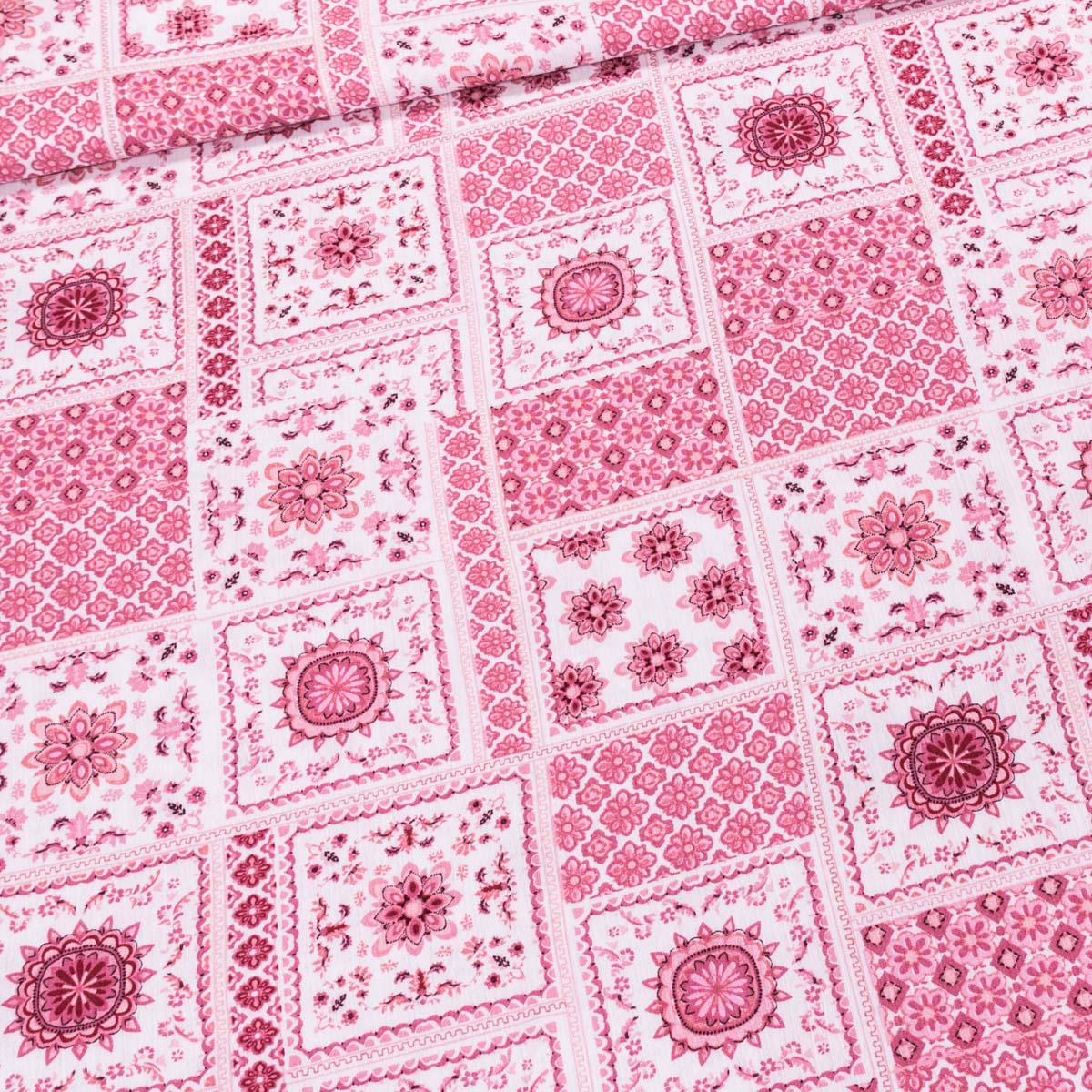 Šatovka viskózová 5778/02 kreš, růžovo-bílý patchwork, š.130cm (látka v metráži)