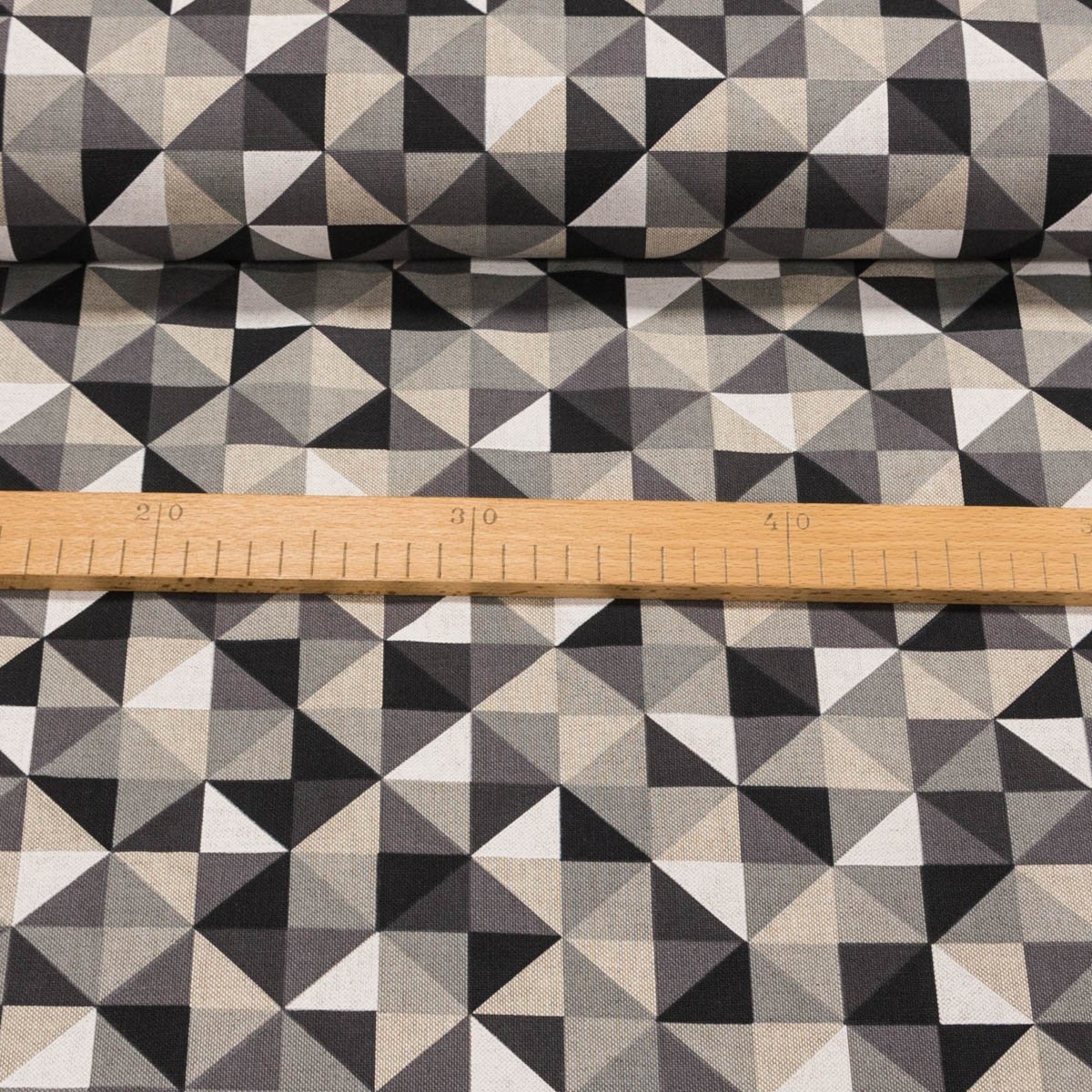Směsové plátno 104530-1998 650/1 šedé a černé trojúhelníky, š.140cm (látka v metráži)