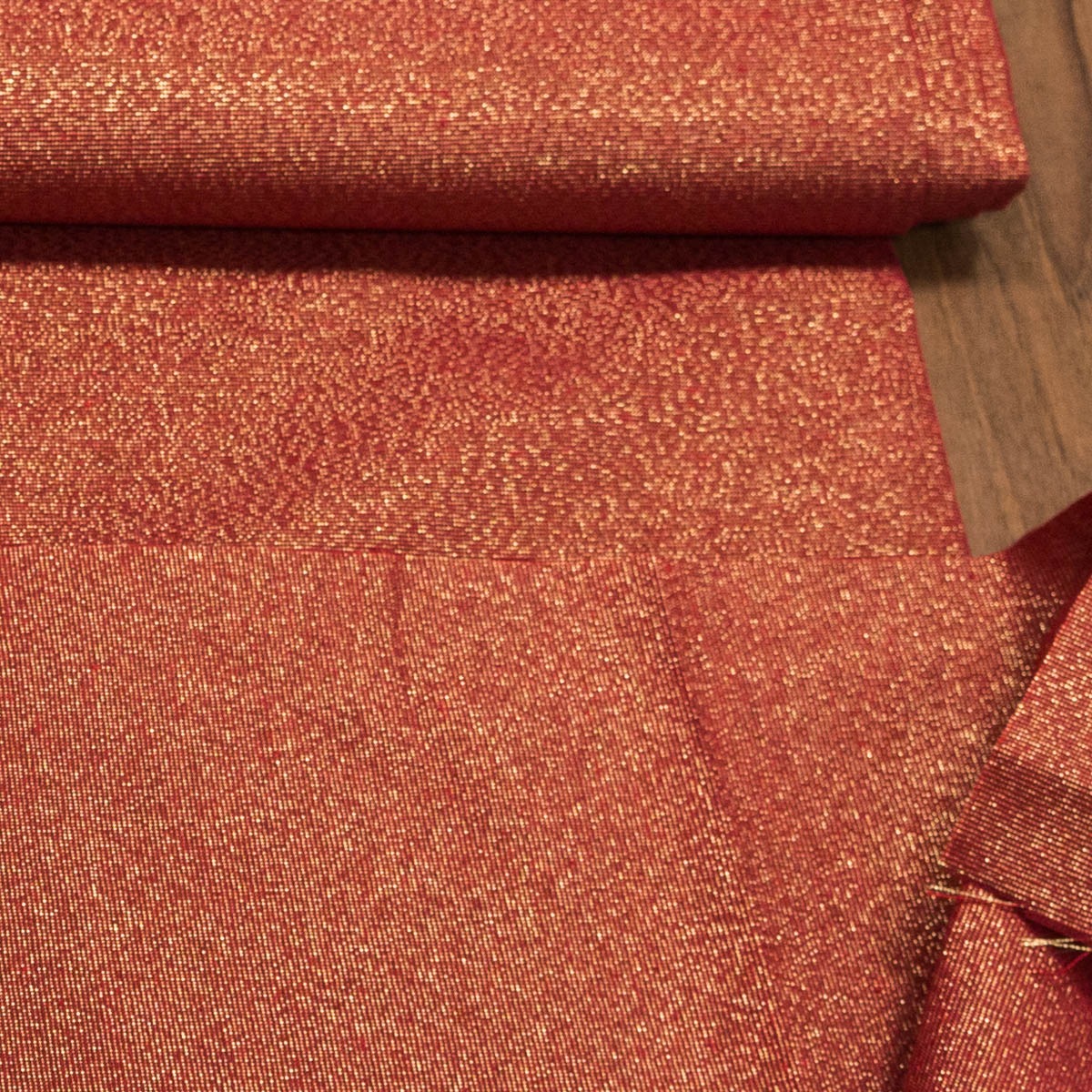 Směsové plátno vánoční SANTA ROJO červená se zlatou nití, š.140cm (látka v metráži)