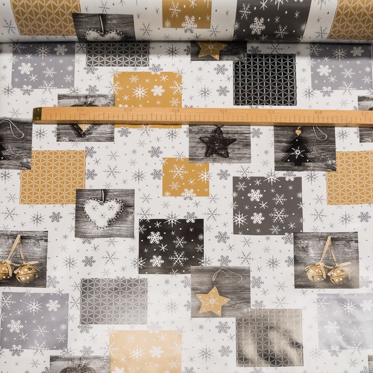 Ergis ubrus PVC s textilním podkladem vánoční 1033-2 vánoční čtverce s vločkami, zlatá š.140cm (metráž)