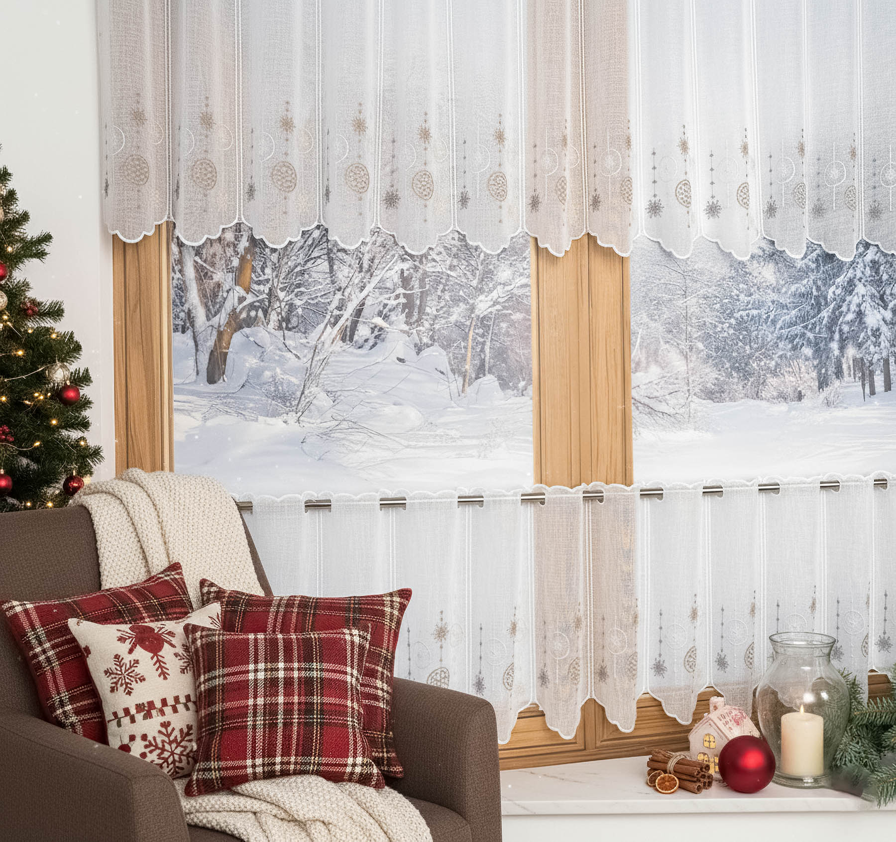 Buona ventura Vitrážová záclona vánoční polyesterový batist 66157/001, VÁNOČNÍ BAŇKY, béžový vyšívaný vzor na bílé, výška 40cm (v metráži)