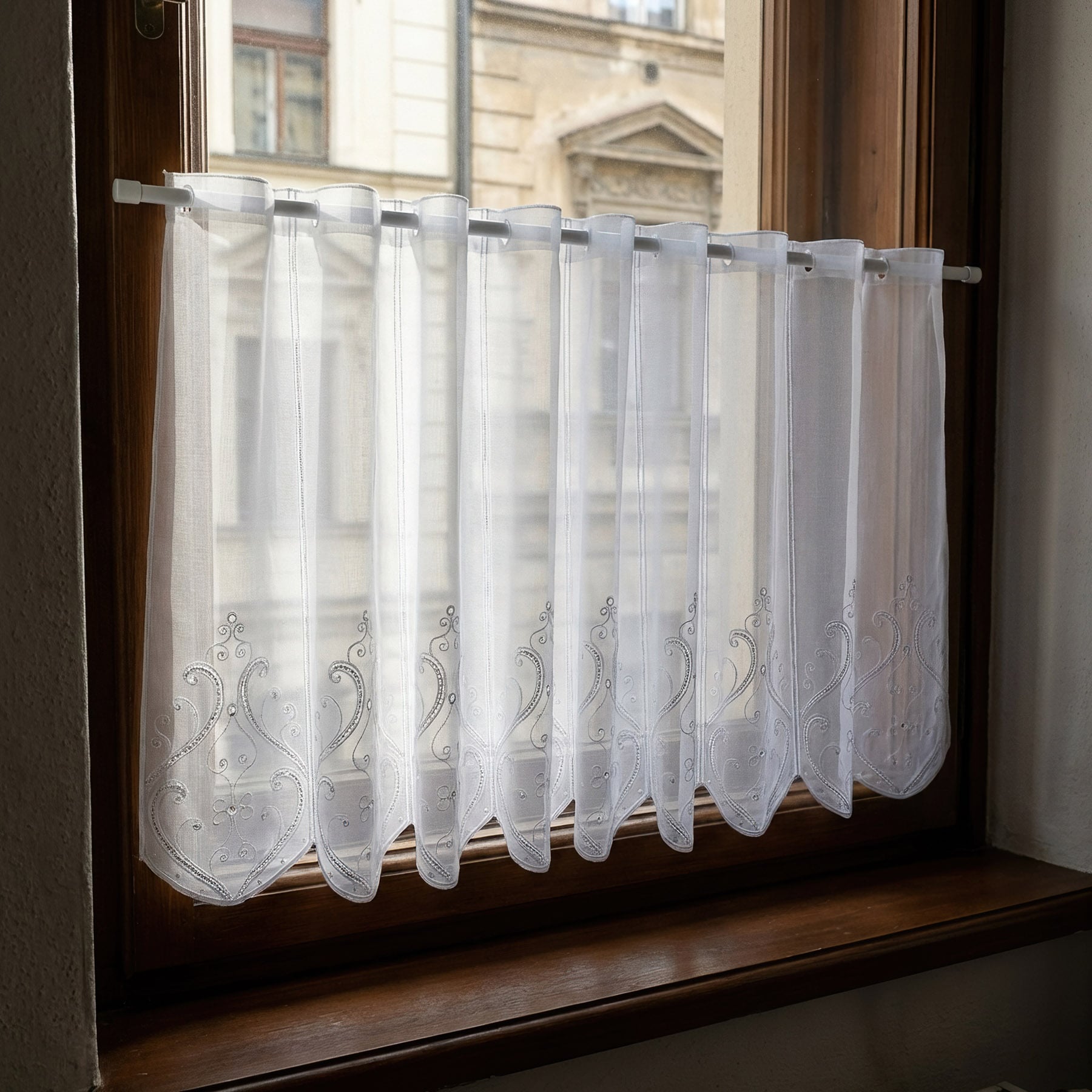 Levně Rand Voálová vitrážová záclona 30182, vyšívané ornamenty, bílá, výška 45cm (v metráži)