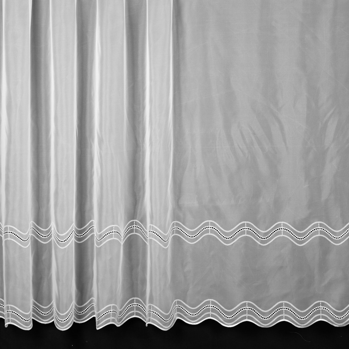 Mantis voálová záclona 26227, vyšívané vlnky, s bordurou, bílá, výška 240cm ( v metráži)
