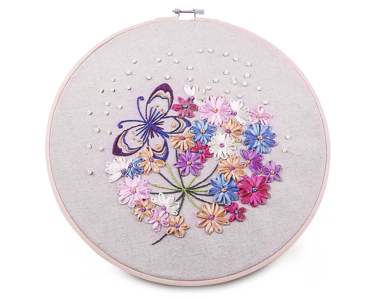 Stoklasa Vyšívací sada s předtištěným motivem 380731/4, růžové a fialové květy s motýlem (rámeček, předtisk, jehly a příze), průměr 26,5cm