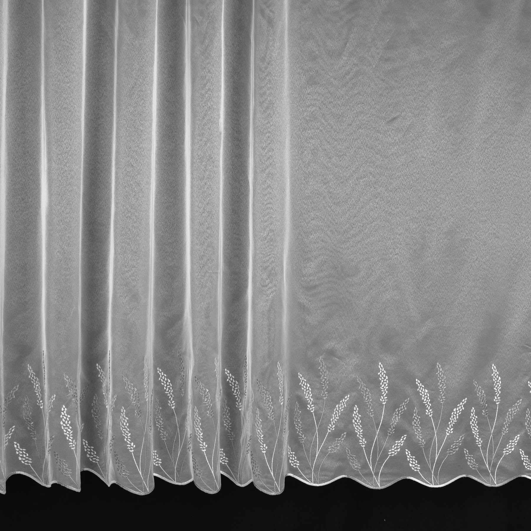 Berk záclona sablé 100284, vyšívané šedé klasy, s bordurou, bílá, výška 230cm ( v metráži)