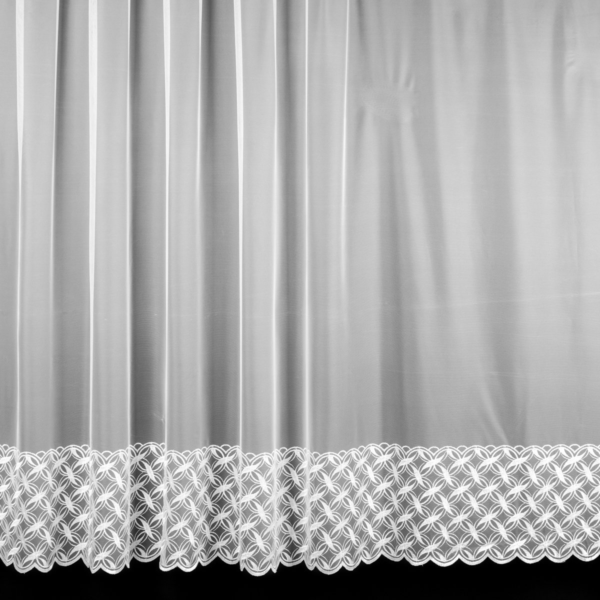 Rand Žakárová záclona 12501, vyšívané ornamenty, bílá, s bordurou, výška 270cm (v metráži)